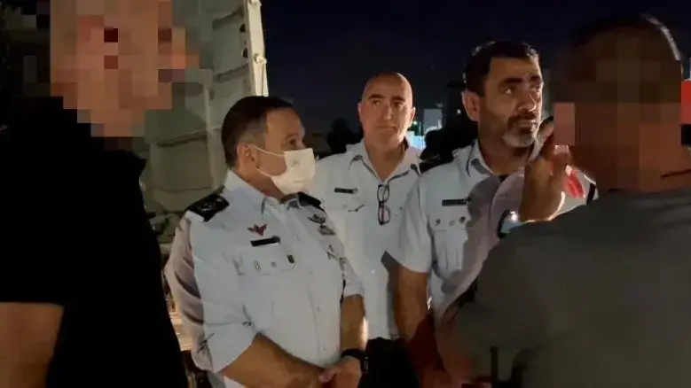 המפכ״ל, ממ״ז צפון וסממ״ז צפון מקבלים בזירת הלכידה סקירה מלוחמי הימ״מ של משטרת ישראל שהביאו ללכידה בשטח של זביידי ועמרה, 11 בספטמבר 2021 המפכ״ל, ממ״ז צפון וסממ״ז צפון מקבלים בזירת הלכידה סקירה מלוחמי הימ״מ של משטרת ישראל שהביאו ללכידה בשטח של זביידי ועמרה, 11 בספטמבר 2021
