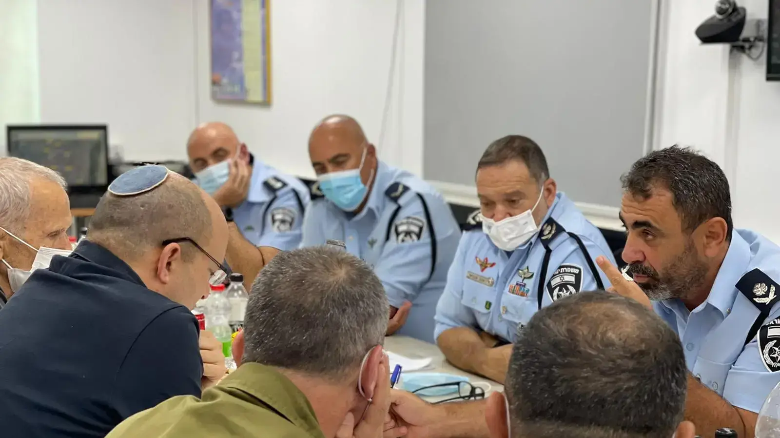 ראש הממשלה נפתלי בנט בהערכת מצב עם המפכל ממ״ז צפון השר אמר בר-לב, בחפ"ק בצפון, בעקבות לכידת שניים מבין האסירים הנמלטים מכלא גלבוע. 11 בספטמבר 2021 ראש הממשלה נפתלי בנט בהערכת מצב עם המפכל ממ״ז צפון השר אמר בר-לב, בחפ"ק בצפון, בעקבות לכידת שניים מבין האסירים הנמלטים מכלא גלבוע. 11 בספטמבר 2021
