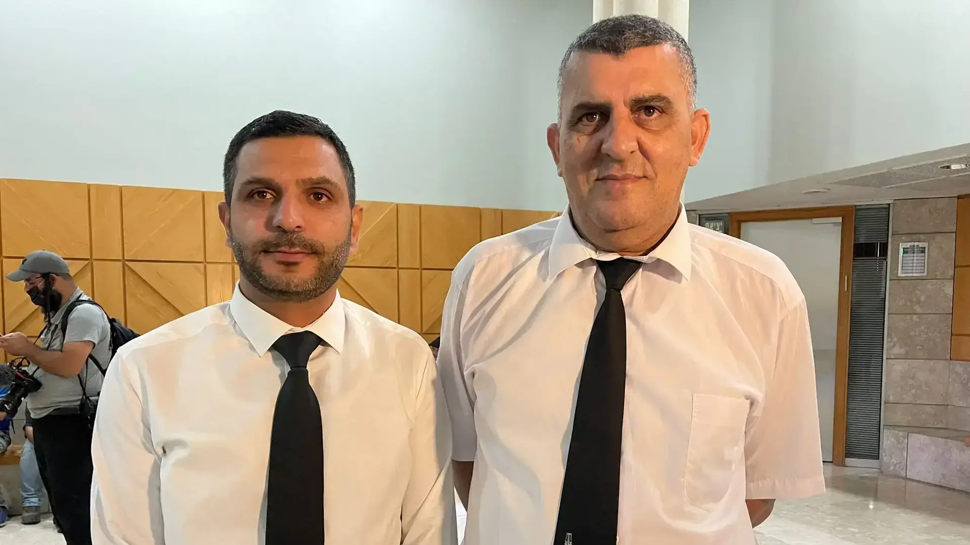 עורכי הדין רסלאן מחאג׳נה (מימין) וחאלד מחאג׳נה המייצגים את שלושת חבריו של זביידי לבריחה בביהמ"ש בנצרת, 11 בספטמבר, 2021 עורכי הדין רסלאן מחאג׳נה (מימין) וחאלד מחאג׳נה המייצגים את שלושת חבריו של זביידי לבריחה בביהמ"ש בנצרת, 11 בספטמבר, 2021
