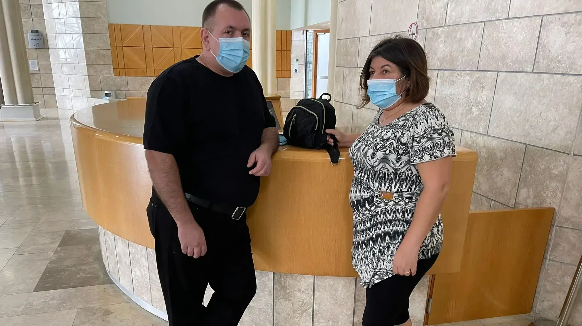 רומן ואשתו אולגה זדורוב בכניסה לדיון בעניין משפטו החוזר 12 בספטמבר 2021 רומן ואשתו אולגה זדורוב בכניסה לדיון בעניין משפטו החוזר 12 בספטמבר 2021