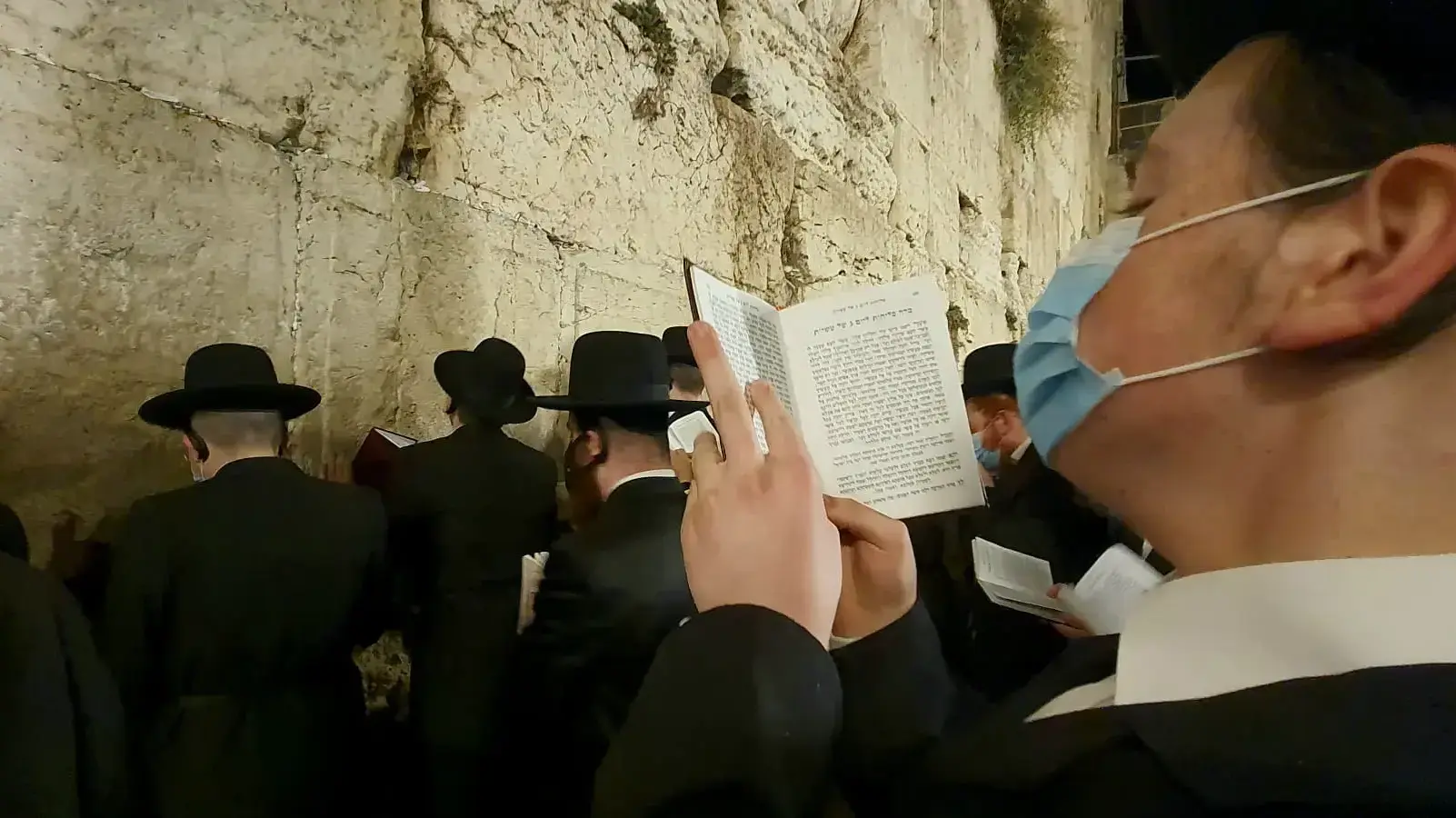 חרדים בסליחות בכותל לקראת יום הכיפורים 12 בספטמבר 2021 חרדים בסליחות בכותל לקראת יום הכיפורים 12 בספטמבר 2021