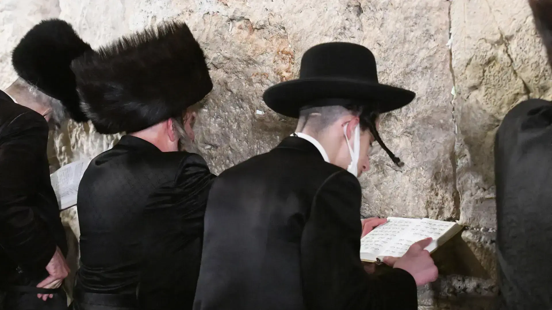 חרדים בסליחות בכותל לקראת יום הכיפורים 12 בספטמבר 2021 חרדים בסליחות בכותל לקראת יום הכיפורים 12 בספטמבר 2021