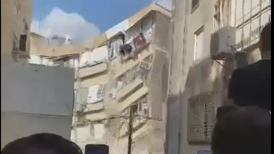 תיעוד קריסת בניין בחולון יממה לאחר שפונה מדייריו
12.9.21