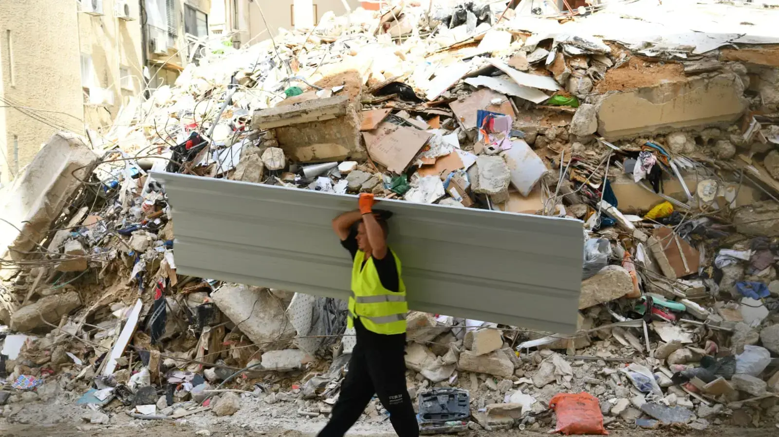 זירת קריסת בניין שפונה מדייריו, רחוב סרלין חולון, 13 בספטמבר 2021