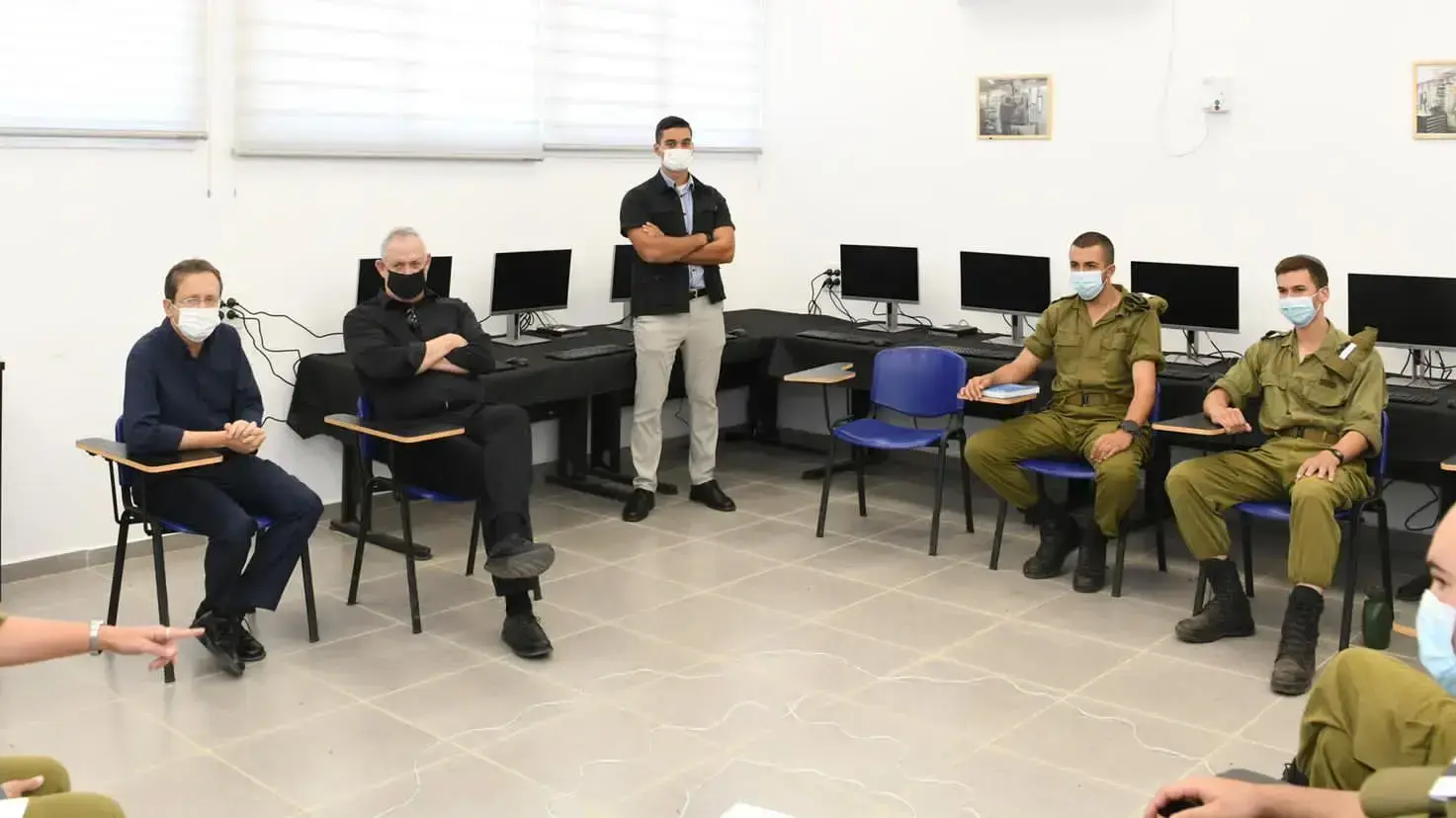 נשיא המדינה, רעייתו במהלך ביקור ב"חוות השומר" של חיל החינוך יחד עם שר הביטחון בני גנץ 13 בספטמבר 2021 נשיא המדינה, רעייתו במהלך ביקור ב"חוות השומר" של חיל החינוך יחד עם שר הביטחון בני גנץ 13 בספטמבר 2021