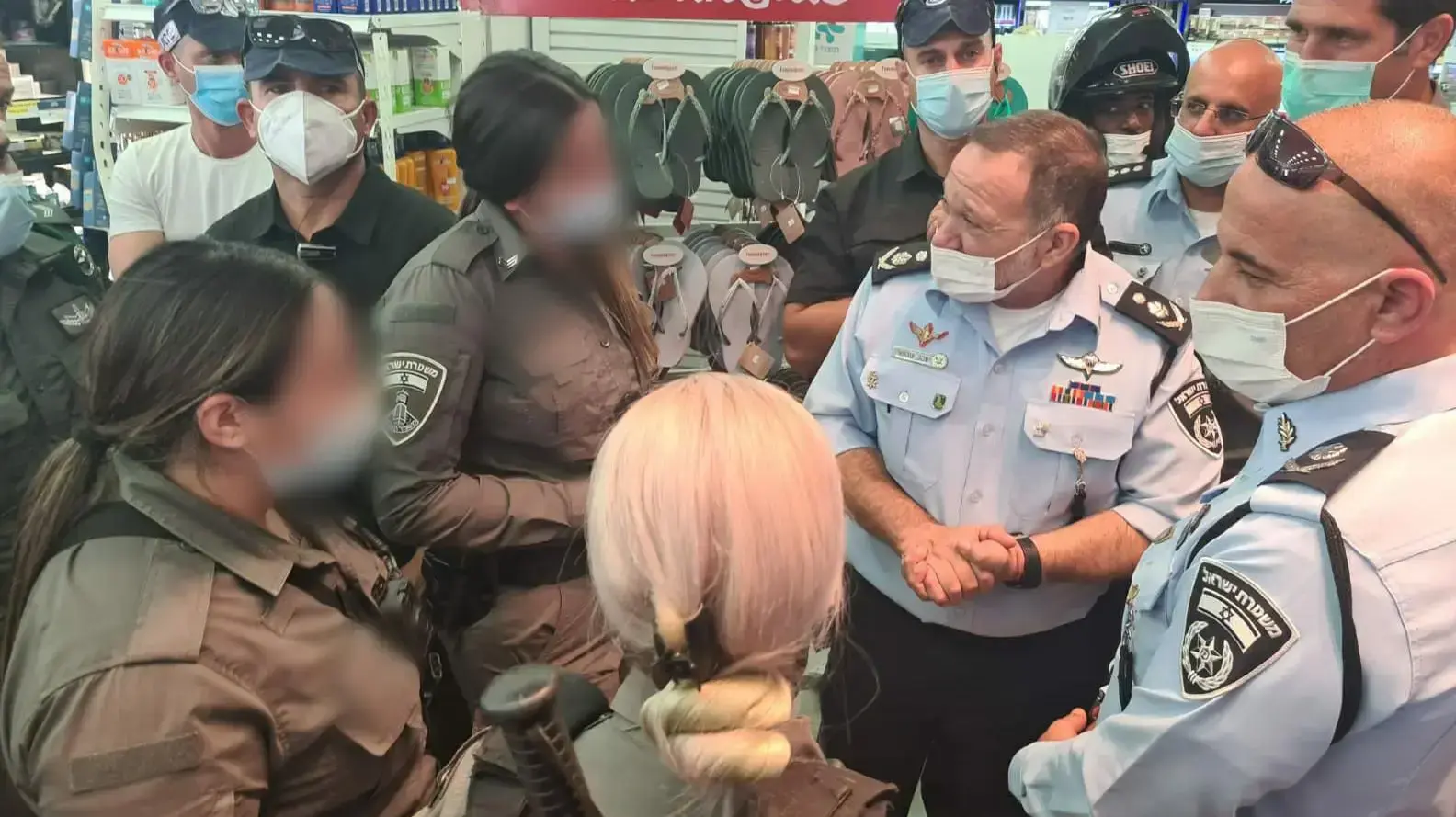מפכ"ל המשטרה עם לוחמות מג"ב בזירת הפיגוע בירושלים 13 בספטמבר 2021 מפכ"ל המשטרה עם לוחמות מג"ב בזירת הפיגוע בירושלים 13 בספטמבר 2021