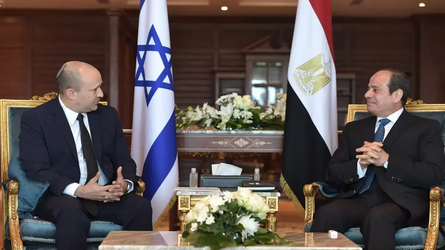 ראש הממשלה, נפתלי בנט, במהלך פגישתו עם נשיא מצרים, עבד אל-פתאח א-סיסי, בשארם א-שייח׳ 13 בספטמבר 2021 
