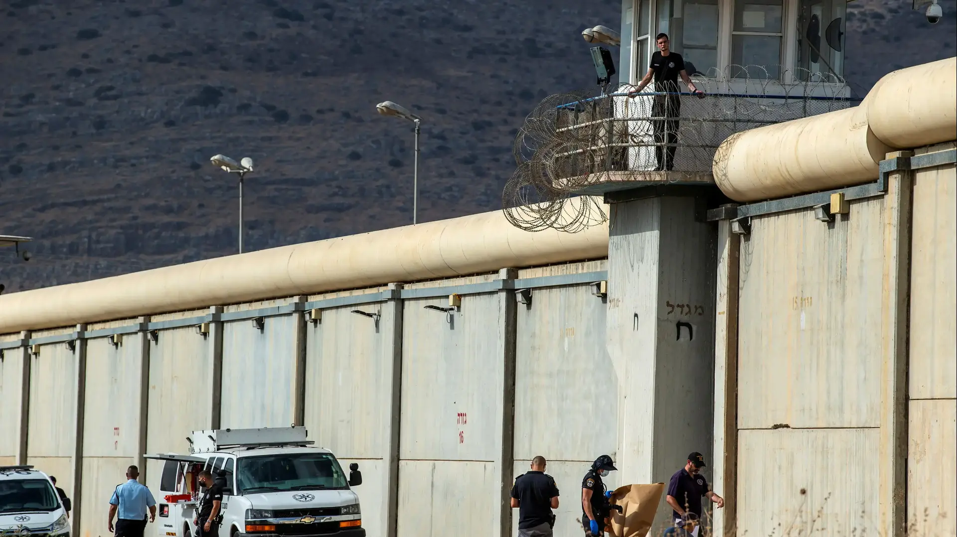 כוחות ביטחון סורקים את חומות כלא גלבוע אחרי בריחת שש האסירים הביטחוניים, 6 בספטמבר 2021
