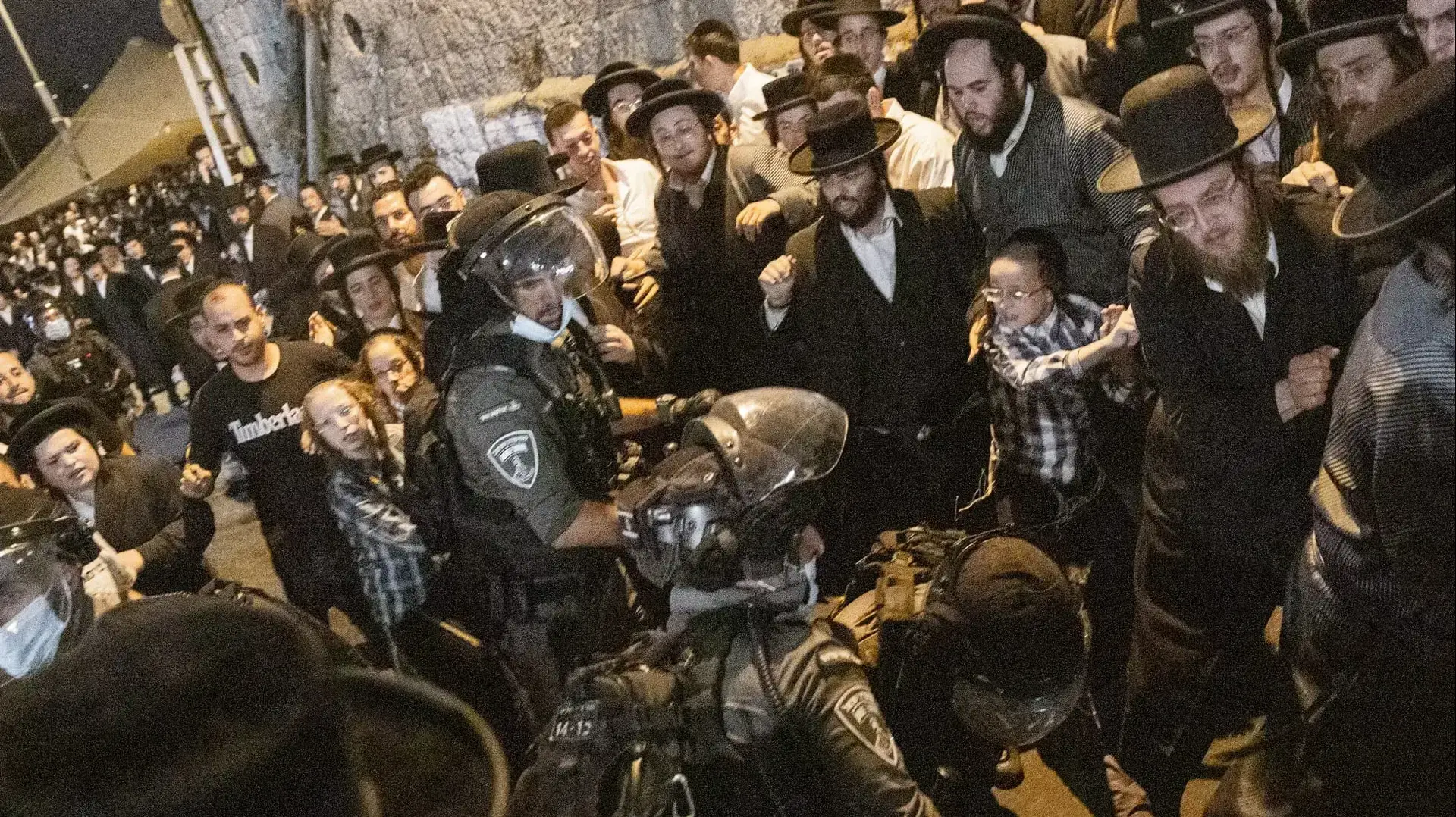 הפרות סדר בשכונת מאה שערים, ירושלים בעקבות הגעת כוחות הביטחון לביצוע הרס של סוכה שנבנתה בצורה מסוכנת 14 בספטמבר 2021 הפרות סדר בשכונת מאה שערים, ירושלים בעקבות הגעת כוחות הביטחון לביצוע הרס של סוכה שנבנתה בצורה מסוכנת 14 בספטמבר 2021