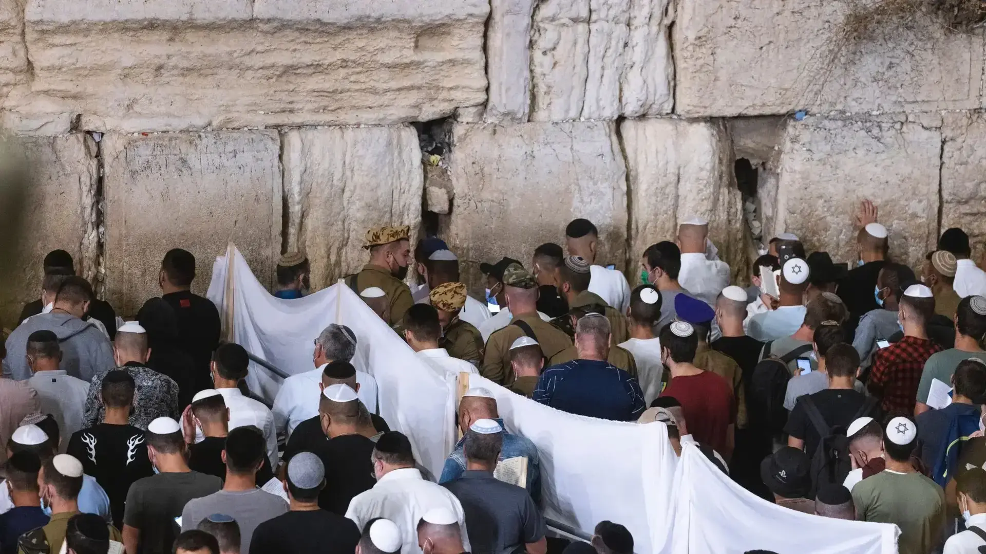 סליחות בכותל, ערב יום כיפור.
15 בספטמבר 2021 סליחות בכותל, ערב יום כיפור.
15 בספטמבר 2021