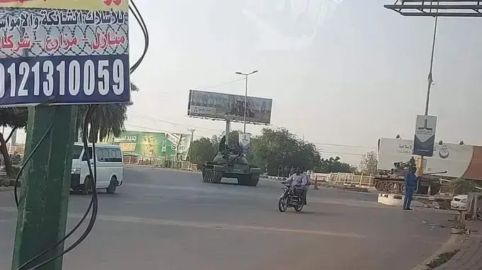 טנק ברחובות חרטום בירת סודאן, לאחר דיווחים על ניסיון הפיכה במדינה