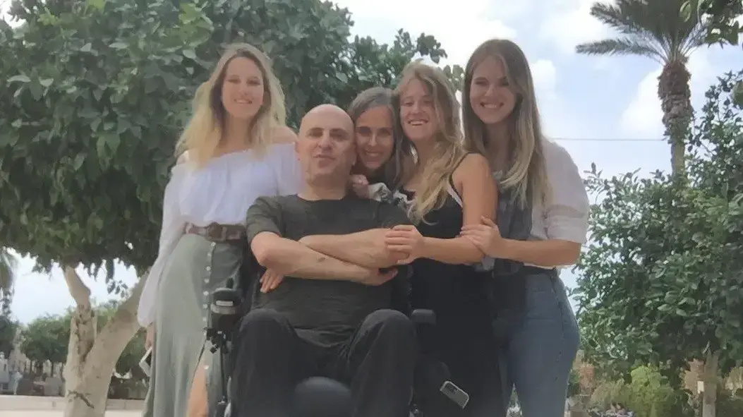 רוני פינקוביץ' עם אשתו תומי ובנותיהם רוני פינקוביץ' עם אשתו תומי ובנותיהם