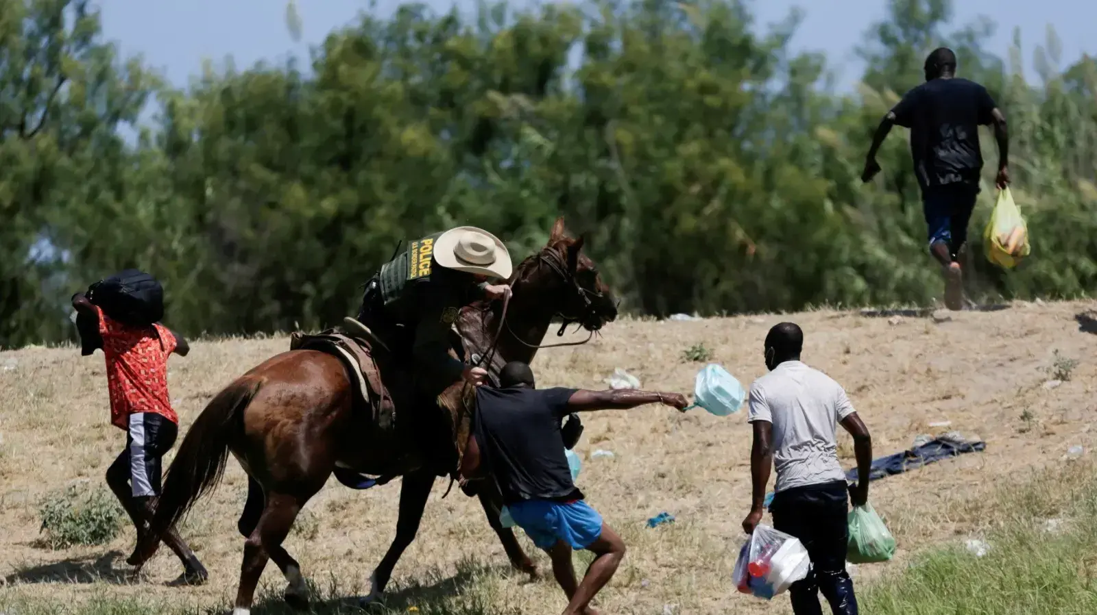 כוחות רכובים של משמר הגבול של ארה"ב מנסים להדוף מהגרים המנסים לחצות את הגבול ממקסיקו, 19 בספטמבר 2021 כוחות רכובים של משמר הגבול של ארה"ב מנסים להדוף מהגרים המנסים לחצות את הגבול ממקסיקו, 19 בספטמבר 2021