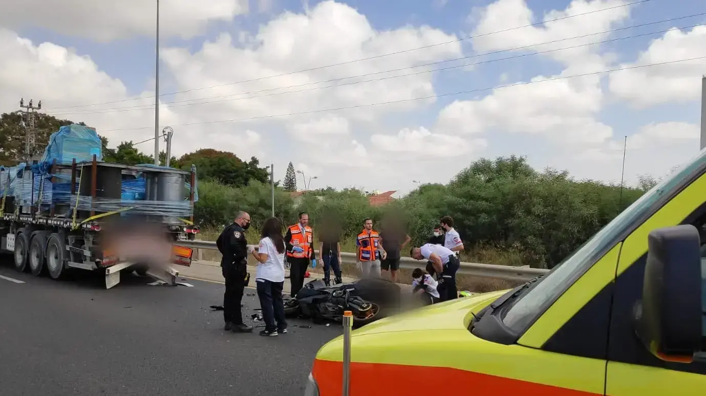 רוכב אופנוע נהרג בהתנגשות משאית בכביש 4, 23 בספטמבר 2021 רוכב אופנוע נהרג בהתנגשות משאית בכביש 4, 23 בספטמבר 2021