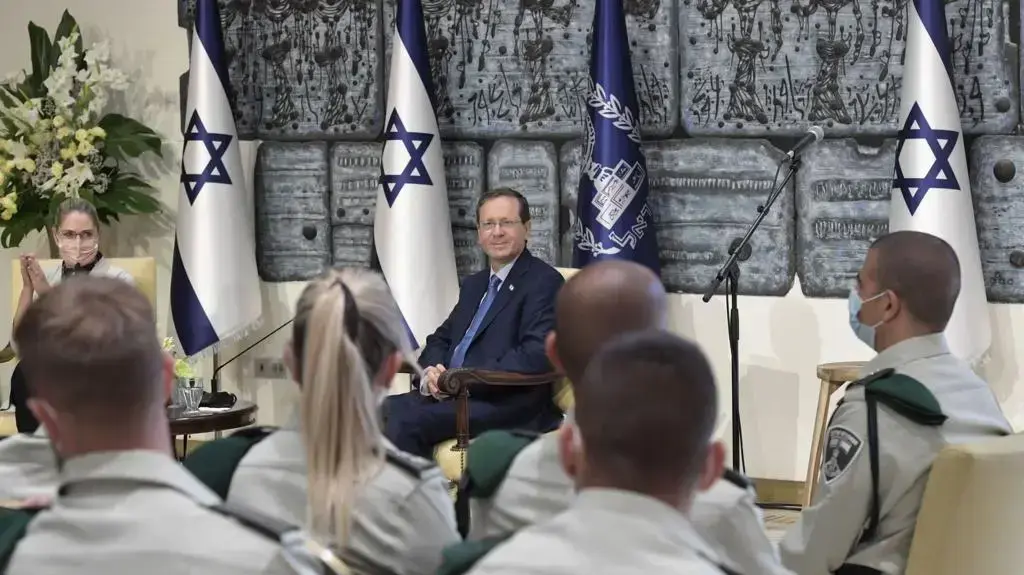 נשיא המדינה ורעייתו אירחו את לוחמי הפלוגה של לוחם מג"ב בראל חדריה שמואלי ז"ל שנהרג באירוע ירי בגבול עז נשיא המדינה ורעייתו אירחו את לוחמי הפלוגה של לוחם מג"ב בראל חדריה שמואלי ז"ל שנהרג באירוע ירי בגבול עז
