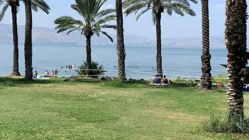 סרט לבן מפריד בין רוחצים בכנרת לחברי קיבוץ עין גב סרט לבן מפריד בין רוחצים בכנרת לחברי קיבוץ עין גב