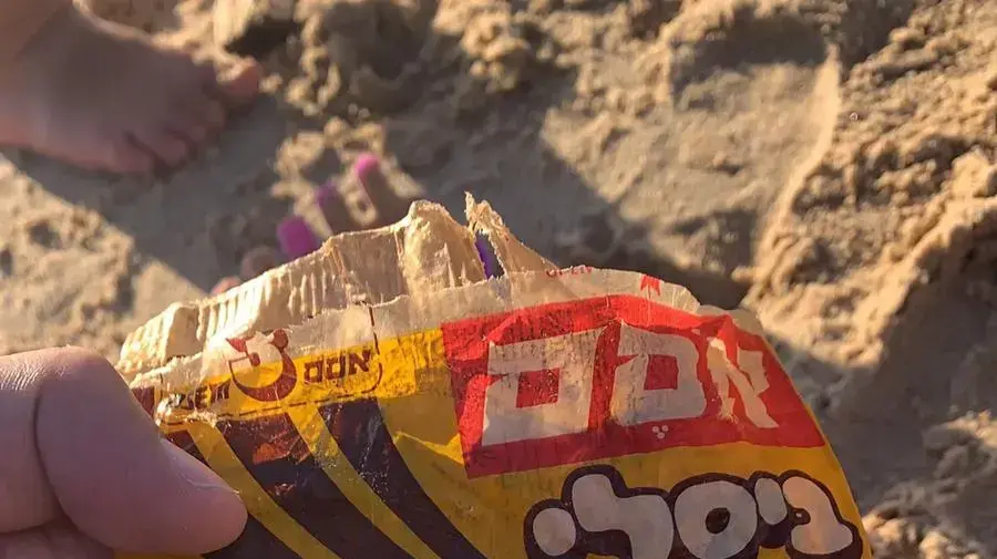 שקית ביסלי שנסחפה לחוף יפו שקית ביסלי שנסחפה לחוף יפו