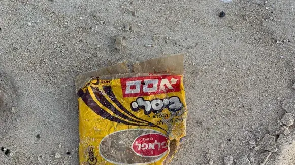 שקית ביסלי שנסחפה לחוף יפו