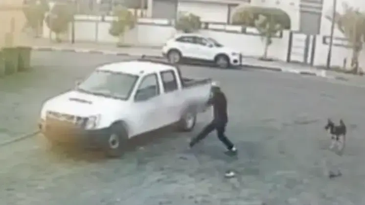 אישום: תושב לוד גנב רכב, וניסה לפגוע בבעל הרכב שנתלה על מכסה המנוע 26.09.21