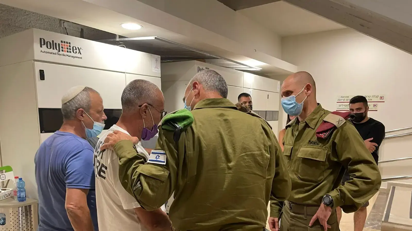 מפקד אוגדת יהודה ושומרון, תת-אלוף יניב אלאלוף, בביקור הפצועים מהתקלות בכפר בורקין מפקד אוגדת יהודה ושומרון, תת-אלוף יניב אלאלוף, בביקור הפצועים מהתקלות בכפר בורקין
