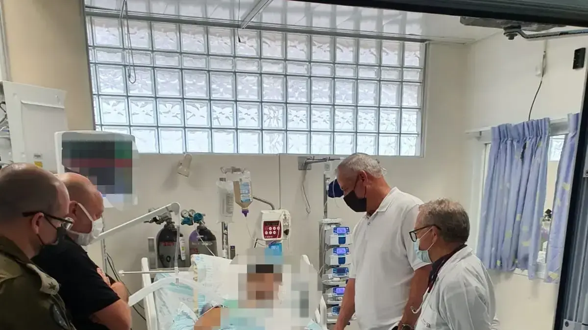 שר הביטחון גנץביקר את קצין ולוחם דובדבן שנפצעו בג'נין  בבית החולים רמב"ם.