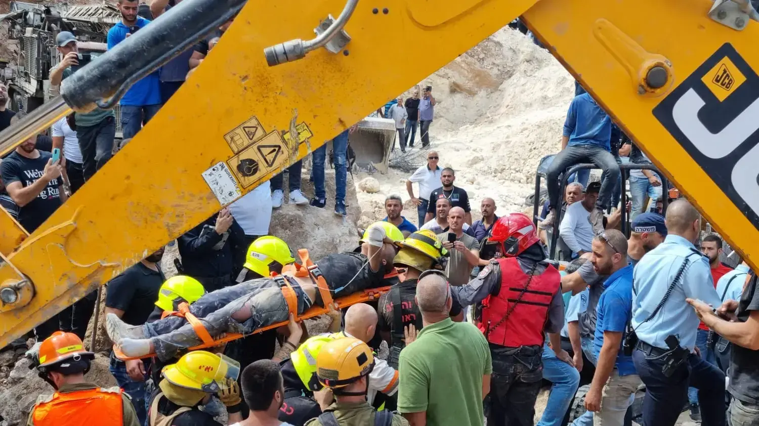 חולץ הפועל שנלכד בטרקטור לאחר קריסת הקיר בכפר כנא. 28 בספטמבר 2021 חולץ הפועל שנלכד בטרקטור לאחר קריסת הקיר בכפר כנא. 28 בספטמבר 2021
