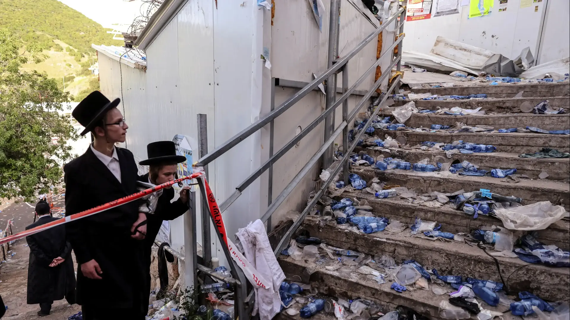 המכתב ששלח הקצין הבכיר לחברי ועדת החקירה לאסון מירון
מפכ"ל המשטרה יעקב שבתאי
זירת האסון במירון, המכתב ששלח הקצין הבכיר לחברי ועדת החקירה לאסון מירון
מפכ"ל המשטרה יעקב שבתאי
זירת האסון במירון,