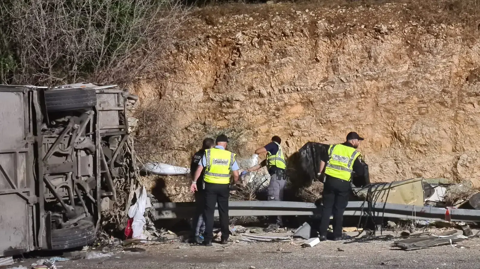 חוקרי תאונות מחפשים ממצאים בזירת תאונת דרכים בין אוטובוס לכלי רכב סמוך לחורפיש,כביש 89, 29 בספטמבר 2021 חוקרי תאונות מחפשים ממצאים בזירת תאונת דרכים בין אוטובוס לכלי רכב סמוך לחורפיש,כביש 89, 29 בספטמבר 2021