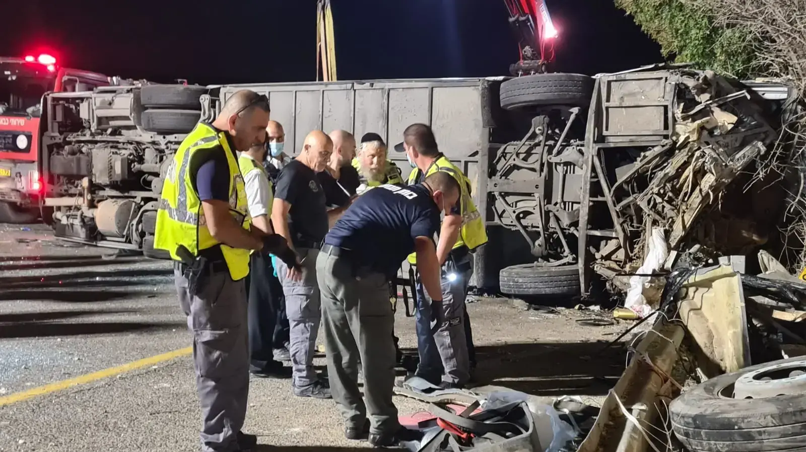 בוחני תנועה בודקים ממצאים בזירת תאונת דרכים בין אוטובוס לכלי רכב סמוך לחורפיש,כביש 89, 29 בספטמבר 2021 בוחני תנועה בודקים ממצאים בזירת תאונת דרכים בין אוטובוס לכלי רכב סמוך לחורפיש,כביש 89, 29 בספטמבר 2021