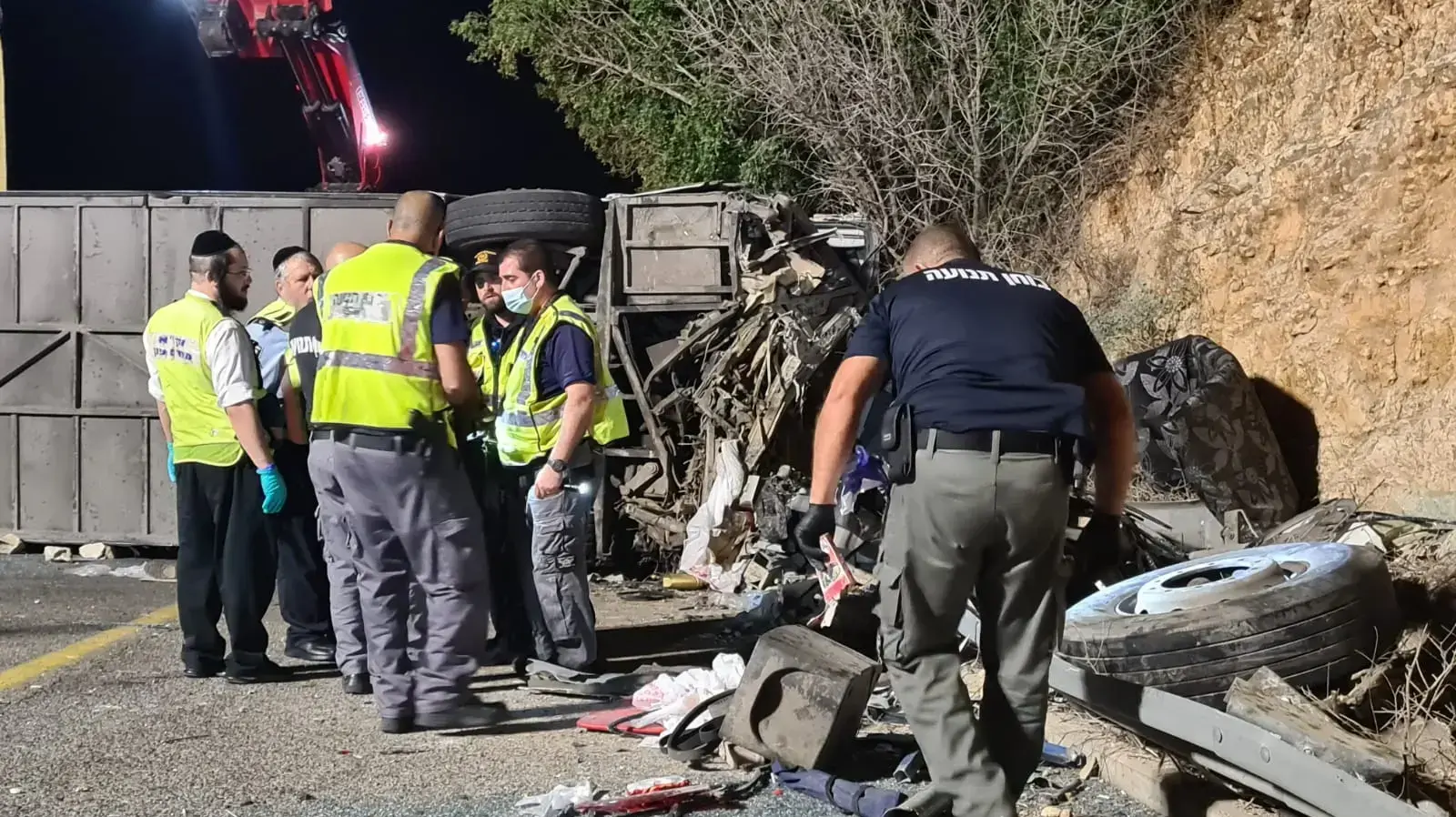בוחני תנועה בודקים ממצאים בזירת תאונת דרכים בין אוטובוס לכלי רכב סמוך לחורפיש,כביש 89, 29 בספטמבר 2021 בוחני תנועה בודקים ממצאים בזירת תאונת דרכים בין אוטובוס לכלי רכב סמוך לחורפיש,כביש 89, 29 בספטמבר 2021