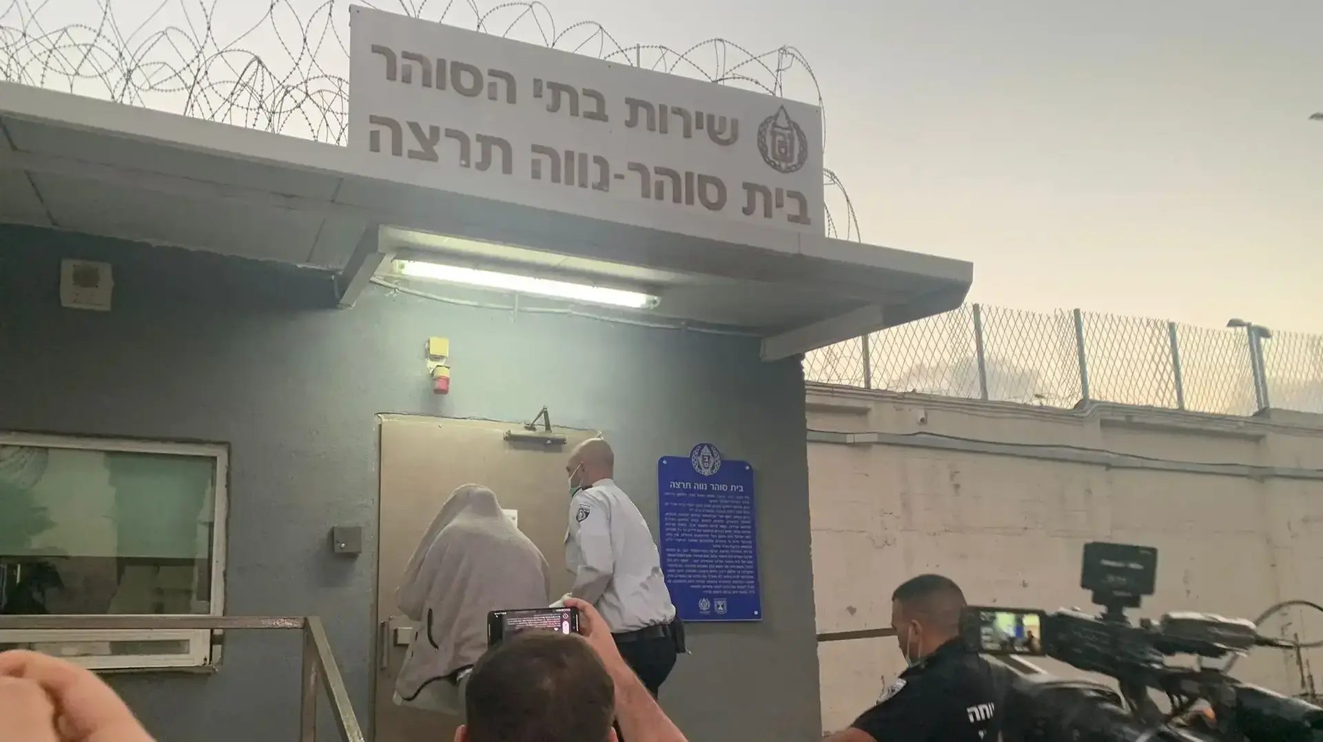 כרמל מעודה הגננת נכנסת לכלא נווה תרצה. 30 בספטמבר 2021