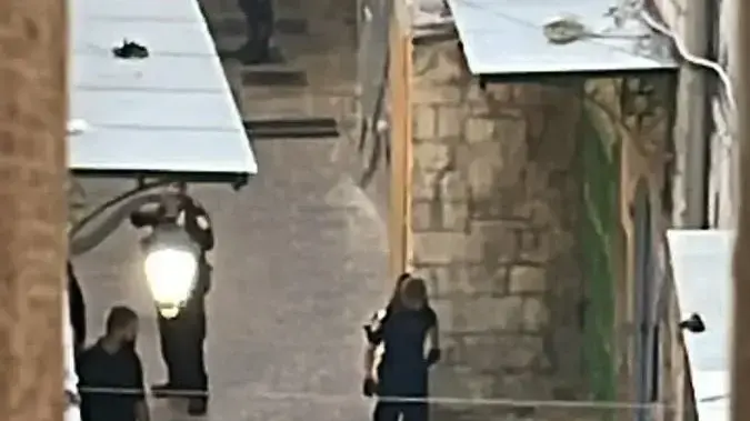 חשודה ניסתה לדקור שוטרים בעיר העתיקה בירושלים ונוטרלה על ידי הכוחות. 30 בספטמבר 2021
