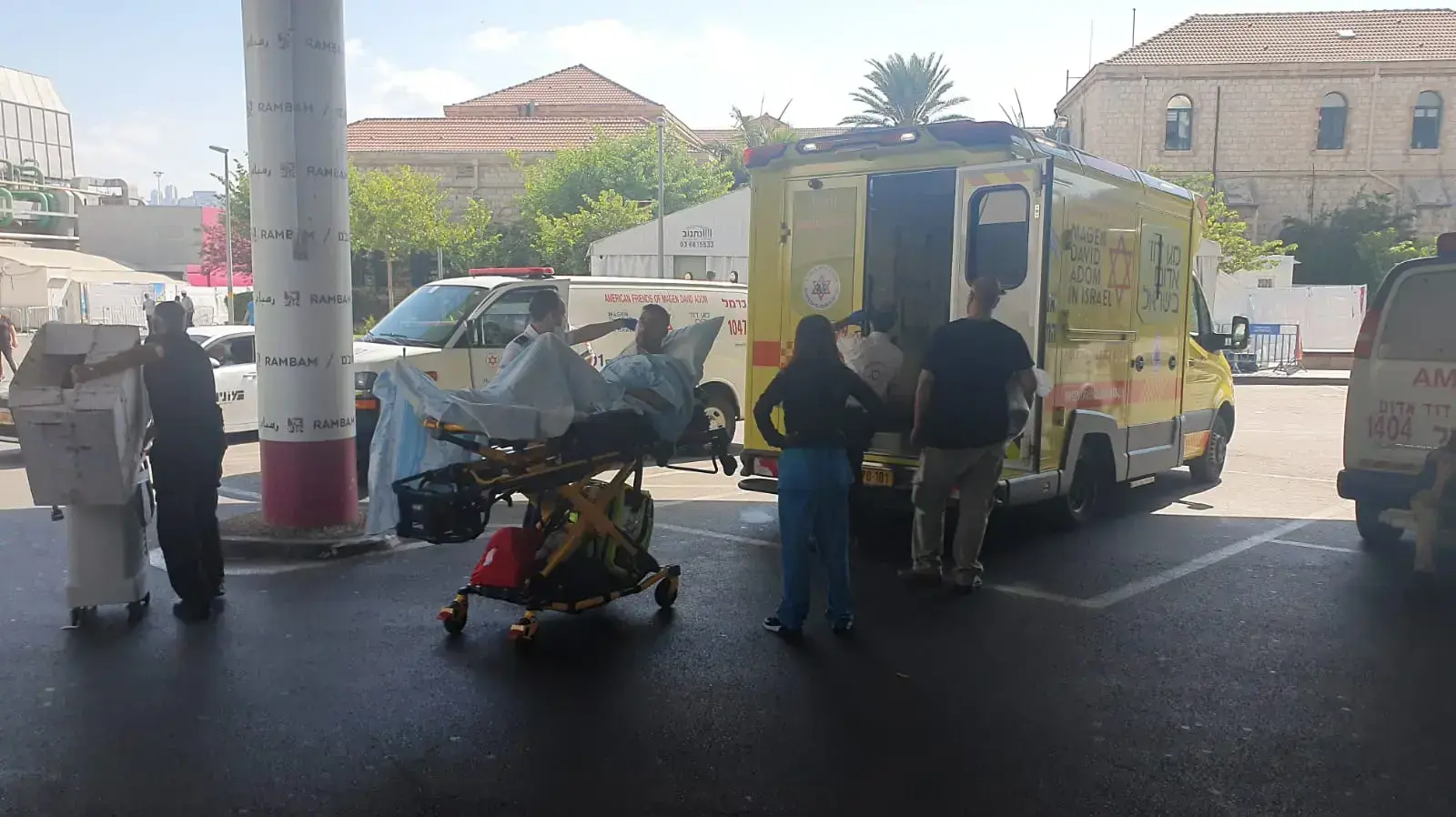 ראובן בן אלי ביציאה מבית חולם רמב״ם באמבולנס המשאלות עם אחיו לכיוון הלווית אשתו מורן ושלושתם ילדיהם, 30 בספטמבר 2021 ראובן בן אלי ביציאה מבית חולם רמב״ם באמבולנס המשאלות עם אחיו לכיוון הלווית אשתו מורן ושלושתם ילדיהם, 30 בספטמבר 2021