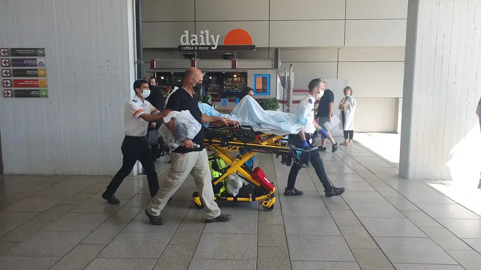 ראובן בן אלי ביציאה מבית חולם רמב״ם באמבולנס המשאלות עם אחיו לכיוון הלווית אשתו מורן ושלושתם ילדיהם, 30 בספטמבר 2021 ראובן בן אלי ביציאה מבית חולם רמב״ם באמבולנס המשאלות עם אחיו לכיוון הלווית אשתו מורן ושלושתם ילדיהם, 30 בספטמבר 2021