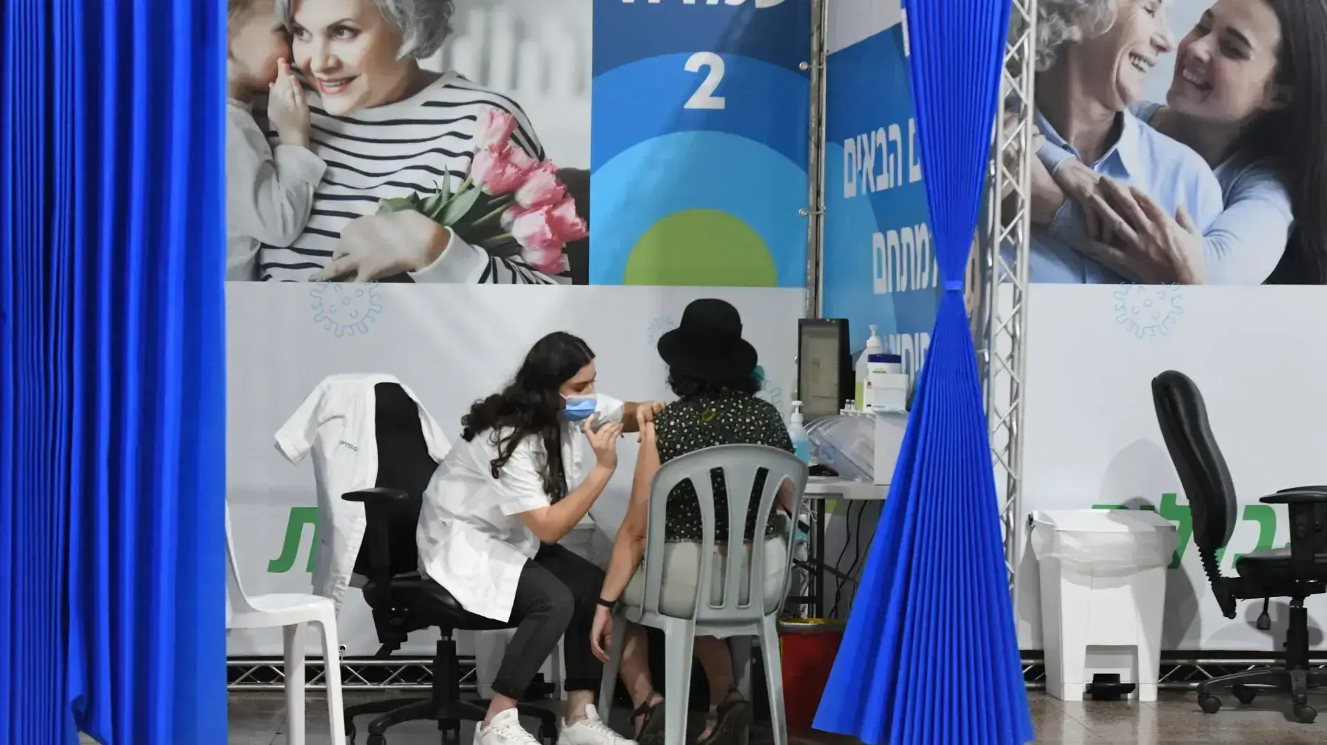 מתחם חיסונים לקורונה של קופ"ח כללית, בית הצנחן-רמת גן, 30 בספטמבר 2021 מתחם חיסונים לקורונה של קופ"ח כללית, בית הצנחן-רמת גן, 30 בספטמבר 2021