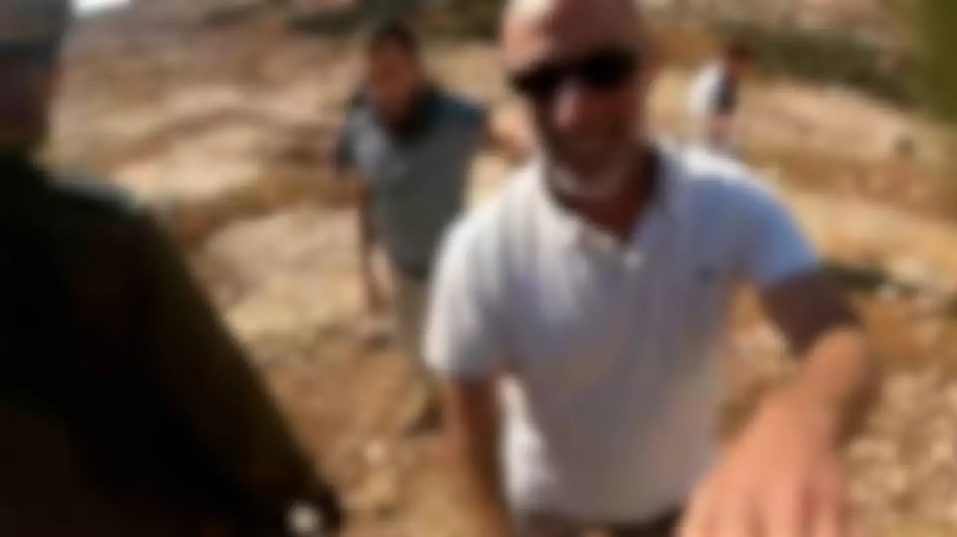 תיעוד: מתנחל תוקף חייל בדרום הר חברון