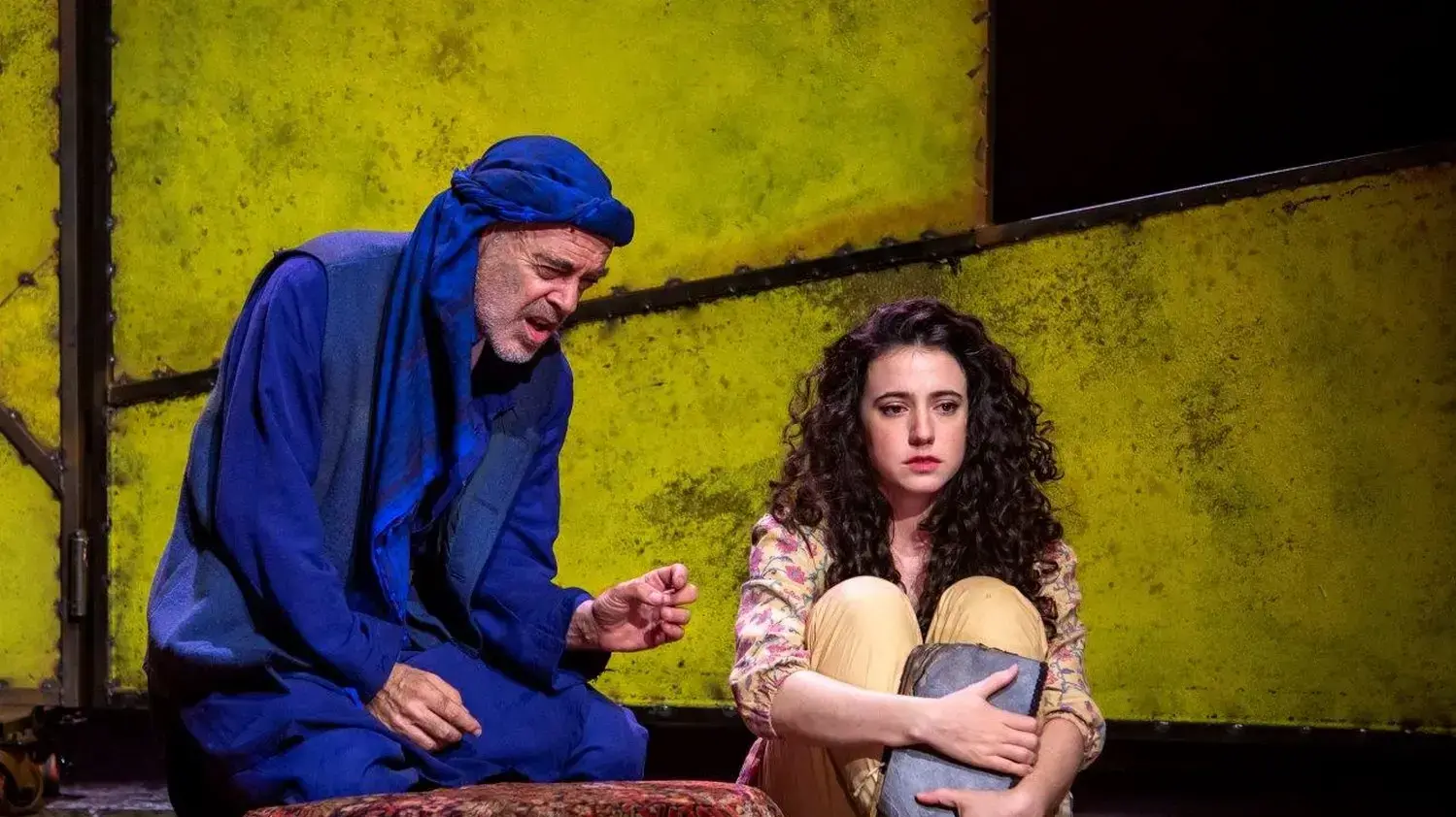 ההצגה "אלף שמשות זוהרות" בתיאטרון גשר ההצגה "אלף שמשות זוהרות" בתיאטרון גשר