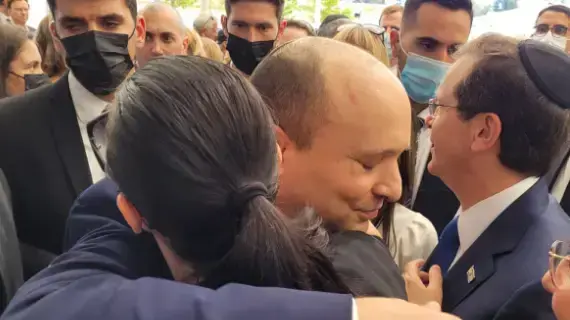 ראש הממשלה נפתלי בנט מקבל את פניה של שרת התחבורה מרב מיכאלי בטקס האזכרה של הנשיא פרס 4 באוקטבור 2021 ראש הממשלה נפתלי בנט מקבל את פניה של שרת התחבורה מרב מיכאלי בטקס האזכרה של הנשיא פרס 4 באוקטבור 2021