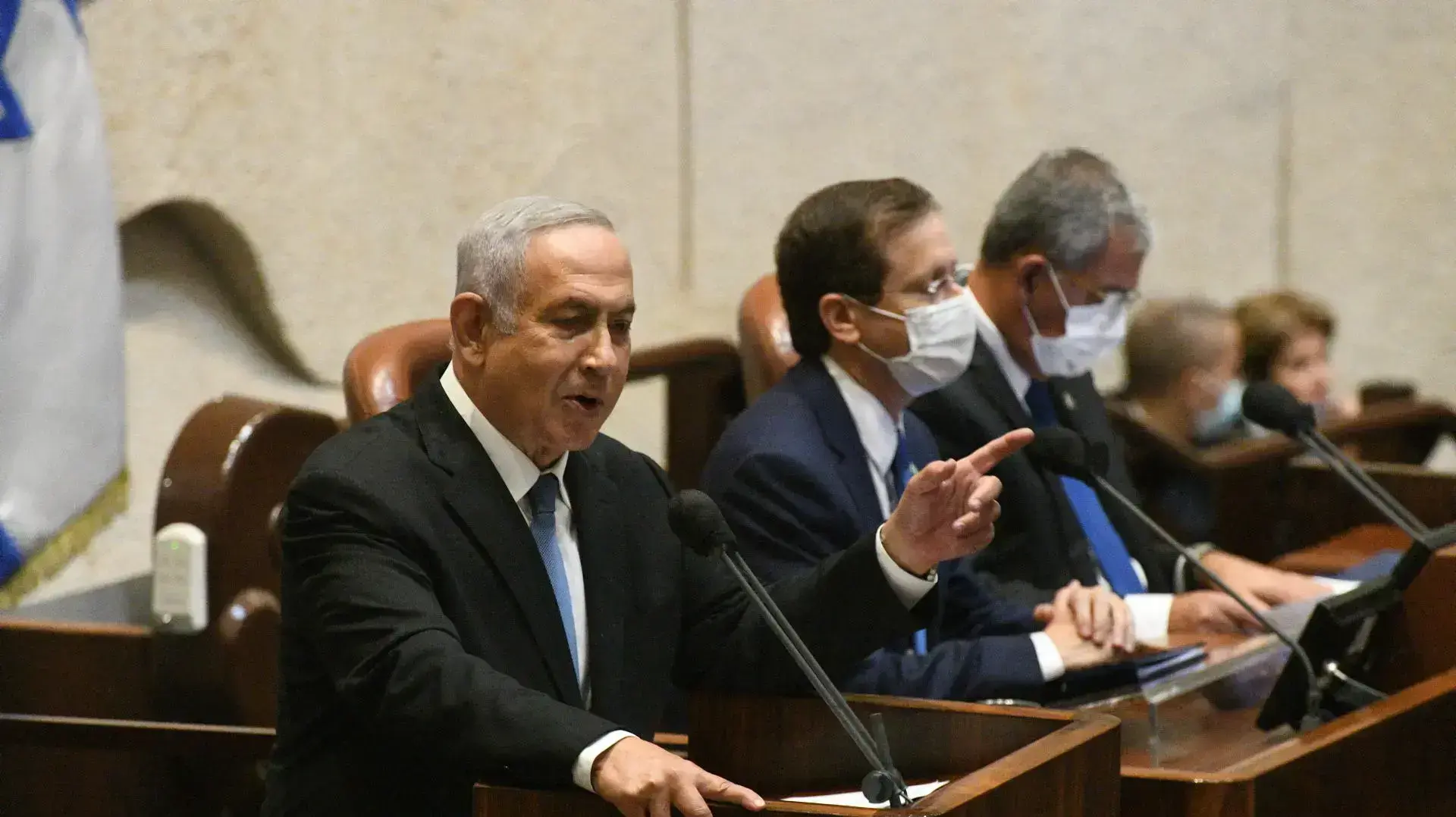 בנימין נתניהו, יצחק הרצוג, מיקי לוי בפתיחת מושב החורף של הכנסת, 4 באוקטובר 2021 בנימין נתניהו, יצחק הרצוג, מיקי לוי בפתיחת מושב החורף של הכנסת, 4 באוקטובר 2021