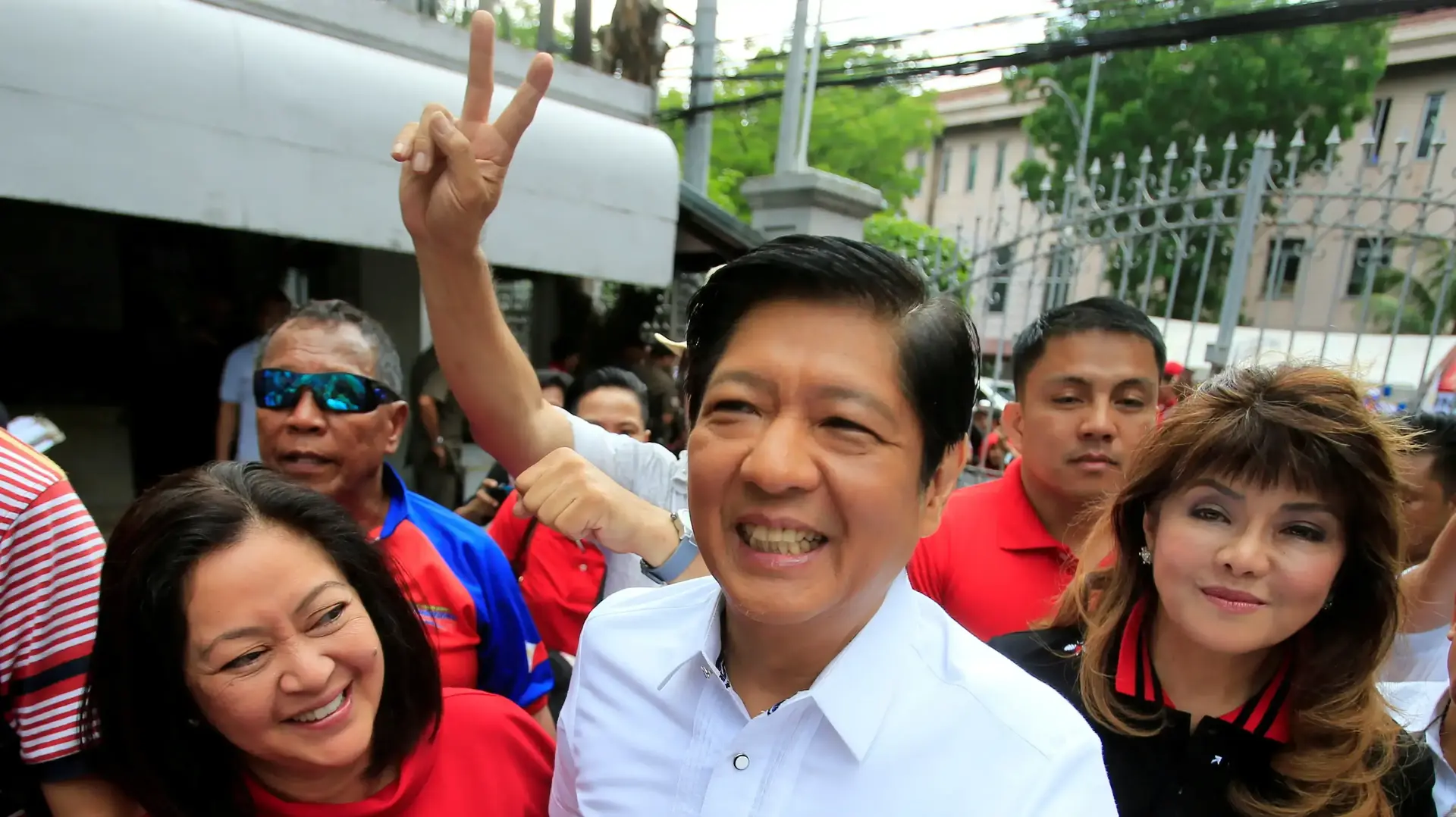 Sauve FILE PHOTO: Ferdinand "Bongbong" Marcos, son of late dictator Ferdinand Marcos, his wife, Louise (L) and his sister Imee (R) smile upon arrival at the Supreme Court in Padre Faura, Metro Manila, Philippines April 2, 2018. REUTERS/Romeo Ranoco/File Photo