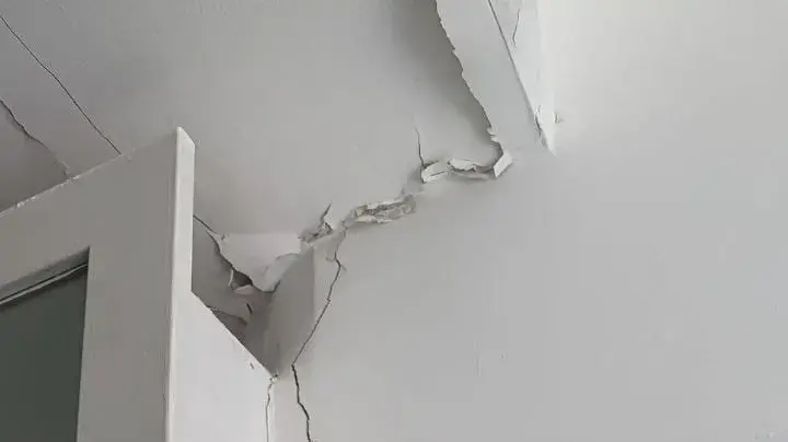 מהבניין שפונה ברחוב בן יפונה בירושלים, עקב חשד מיידי לקריסה, 5 באוקטובר 2021 מהבניין שפונה ברחוב בן יפונה בירושלים, עקב חשד מיידי לקריסה, 5 באוקטובר 2021
