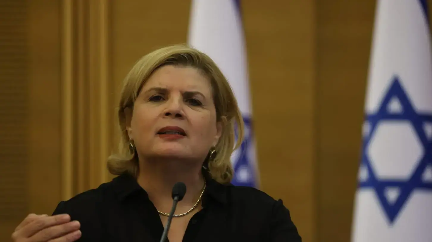 שרת הכלכלה אורנה ברביבאי בהצהרה על המתווה החדש למתמחים בפריפריה, כנסת, 6 באוקטובר 2021 שרת הכלכלה אורנה ברביבאי בהצהרה על המתווה החדש למתמחים בפריפריה, כנסת, 6 באוקטובר 2021