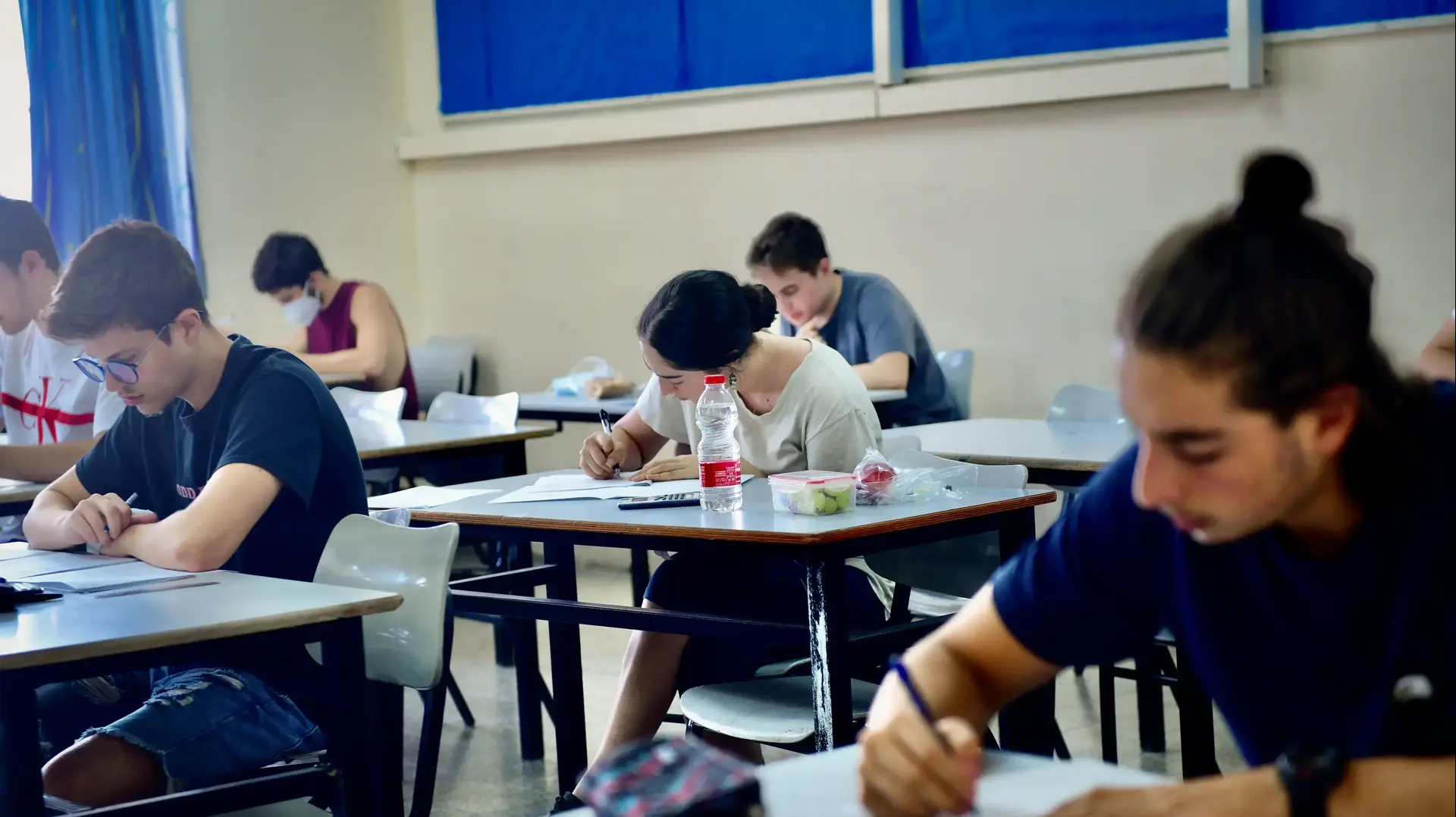 תלמידים במהלך בחינת בגרות במתמתיקה תלמידים במהלך בחינת בגרות במתמתיקה