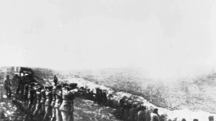 חיילים נאצים יורים בקורבנות בבאבי יאר
חיילים נאצים יורים בקורבנות בבאבי יאר