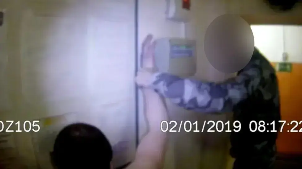 אלימות של סוהרים כלפי אסירים בבית כלא ברוסיה אלימות של סוהרים כלפי אסירים בבית כלא ברוסיה