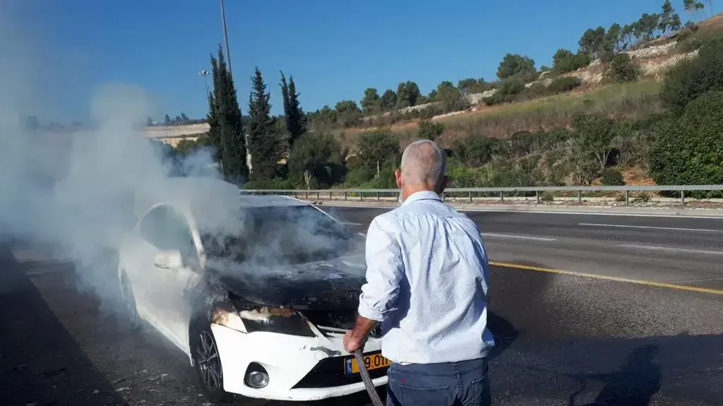 ר', בדרך לוועדה, עצר בדרך וסייע לערבי ישראלי שרכבו עלה באש. 8 באוקטובר 2021 ר', בדרך לוועדה, עצר בדרך וסייע לערבי ישראלי שרכבו עלה באש. 8 באוקטובר 2021
