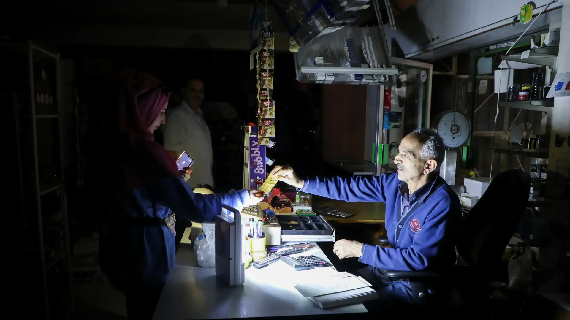 מכולת בעיירה בחמדון בזמן הפסקת חשמל, לבנון, 9 באוקטובר 2021 מכולת בעיירה בחמדון בזמן הפסקת חשמל, לבנון, 9 באוקטובר 2021