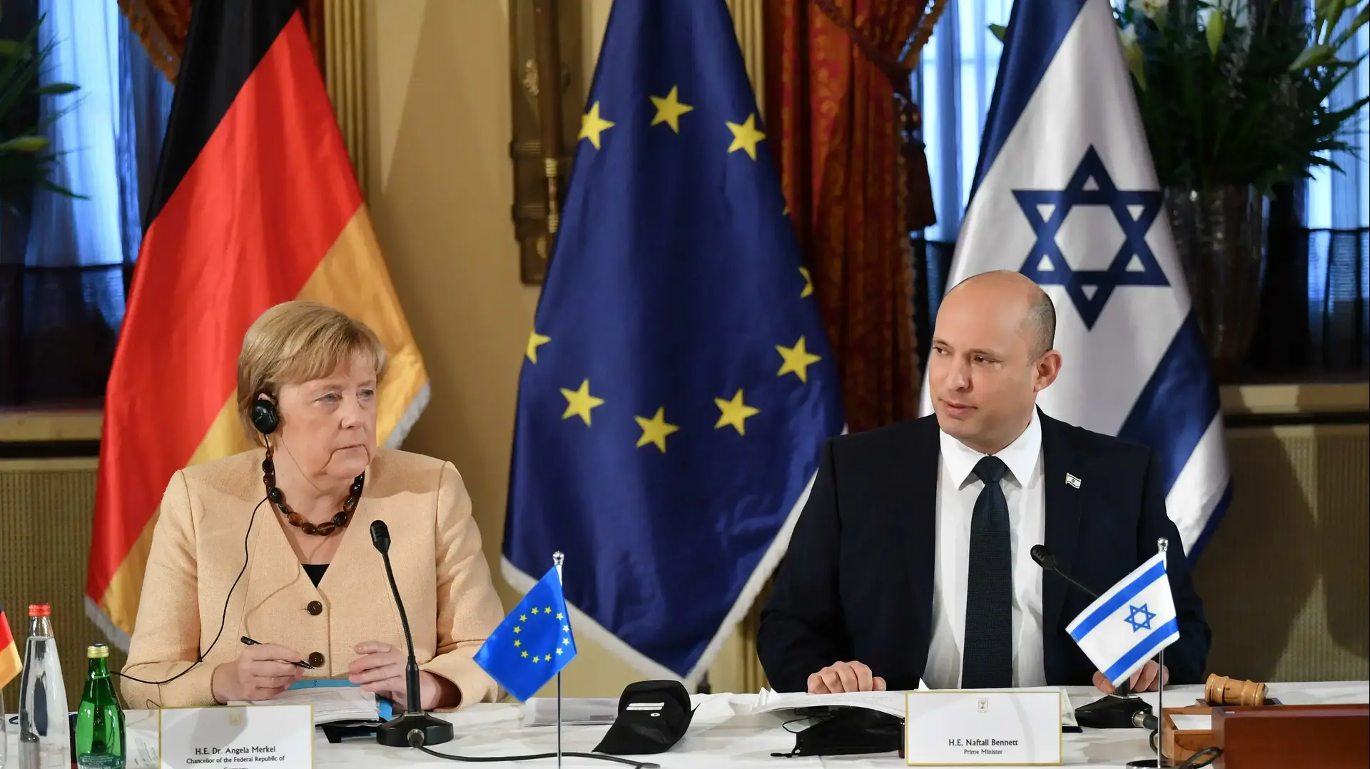 ראש הממשלה נפתלי בנט וקנצלרית גרמניה אנגלה מרקל בישיבת ממשלה, מלון המלך דוד, ירושלים, 10 באוקטובר 2021 ראש הממשלה נפתלי בנט וקנצלרית גרמניה אנגלה מרקל בישיבת ממשלה, מלון המלך דוד, ירושלים, 10 באוקטובר 2021