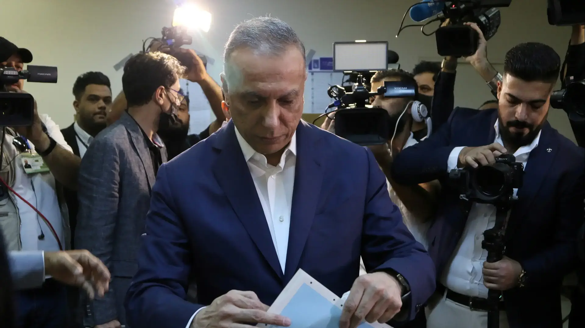 ראש ממשלת עיראק מוסטפא אל-כאזימי מצביע בבחירות בבגדאד, 10 באוקטובר 2021 ראש ממשלת עיראק מוסטפא אל-כאזימי מצביע בבחירות בבגדאד, 10 באוקטובר 2021