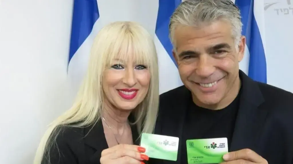 דבורה שרר יוזמת הצעת חוק כרטיס אדי עם שר החוץ יאיר לפיד שיזם את החוק לראשונה